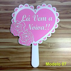 Placa Casamento lá vem a noiva colorida 26x34 cm modelo 7