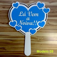 Placa Casamento lá vem a noiva colorida 26x34 cm modelo 9
