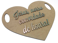 Imagem do Placa casamento cerimônia formato coração Jesus nosso convidado de honra 28x25cm mdf crú apliques rosegold dourado