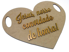 Placa casamento cerimônia formato coração Jesus nosso convidado de honra 28x25cm mdf crú apliques rosegold dourado