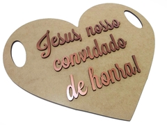 Placa casamento cerimônia formato coração Jesus nosso convidado de honra 28x25cm mdf crú apliques rosegold dourado