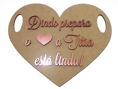 Placa casamento cerimônia formato coração Jesus nosso convidado de honra 28x25cm mdf crú apliques rosegold dourado na internet