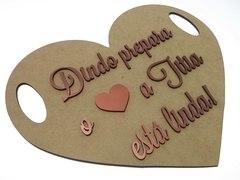 Placa casamento cerimônia formato coração Jesus nosso convidado de honra 28x25cm mdf crú apliques rosegold dourado - loja online
