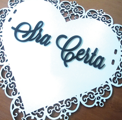 PLACA DAS CAEIRAS DOS NOIVOS - FLORAL - SR CERTO E SRA CERTA LETRAS RELEVO 35x35cm - LitoralLaser Corte Laser
