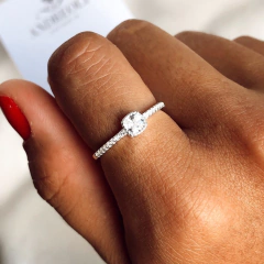 Anillo centro cubic medio sin fin