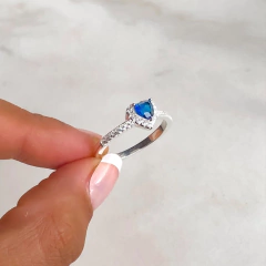 anillo centro corazon cubic azul y cubics blancos (cod an324) en internet