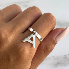 Anillo con dije inicial personalizado