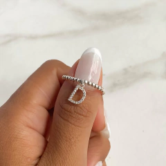 anillo elastizado con dije inicial con cubics