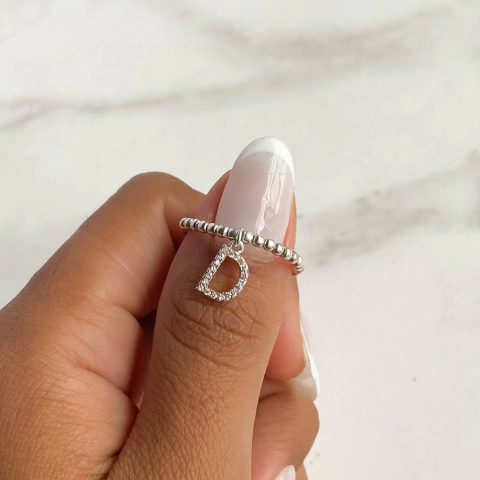 anillo elastizado con dije inicial con cubics