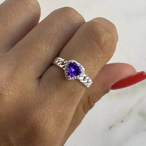 anillo centro corazon violeta con cubics (cod an419)