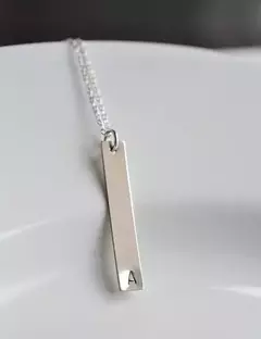 Collar barra con inicial