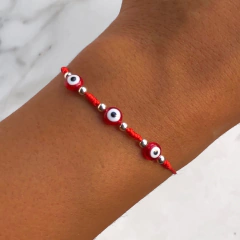 pulsera regulable de hilo y bolitas de plata con ojos roja (cod p097)
