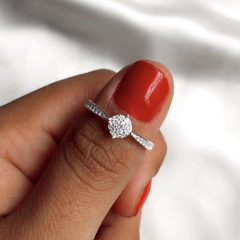 Anillo con cubics engarzados