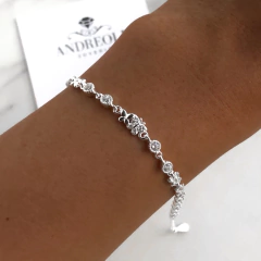 pulsera con mariposas, flores y cubics