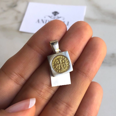 medalla san benito cuadrada plata y oro (cod di138)