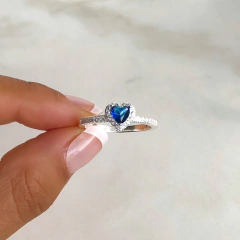 anillo centro corazon cubic azul y cubics blancos (cod an324) - tienda online