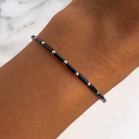 pulsera negra con bolitas de plata (p106)