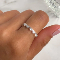 anillo medio sin fin corazones con cubics (cod an323)