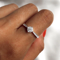 Anillo con cubics engarzados - comprar online