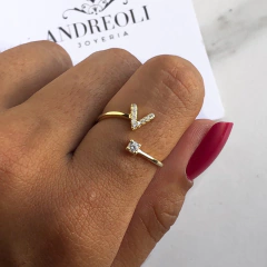 anillo inicial v con cubics regulable plata gold