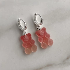 argollas con cubics y dije osito de goma rosa (Cod ar499)