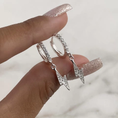 argollas con dije rayo con cubics (cod ar497)