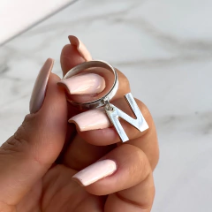 Anillo con dije inicial personalizado - comprar online