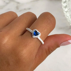 anillo centro corazon cubic azul y cubics blancos (cod an324)