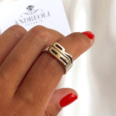 anillo con dos iniciales y lamina de oro MEDIANO