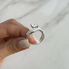 Anillo en conjunto, medio sin fin y con centro cubic (Cod an694) en internet