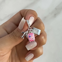 dije estilo pandora, con pasaporte valija y avion (Cod di178)