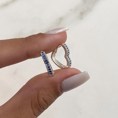 argollas forma corazon con cubics azules (Cod AR636)