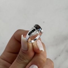 anillo diseño con cubics blancos y negros baguette y ovalo (cod an723)
