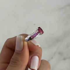 Imagen de anillo diseño con cubics blancos y rosas baguette y ovalo (cod an724)
