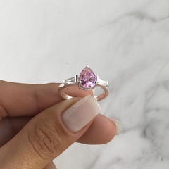 anillo con centro cubic gota rosa y cubics blancos (cod an479) en internet