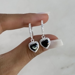 aros brisura con colgante corazón con cubic negro y blancos (Cod ar874)