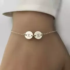 Pulsera Dos Medallas con inicial grabada