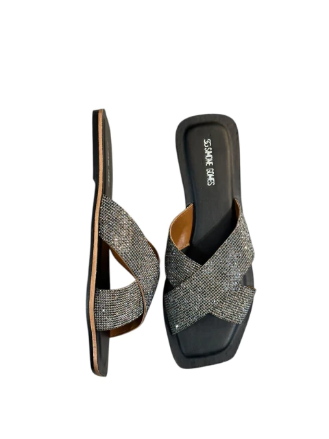 Rasteira com tiras cruzadas brilhantes