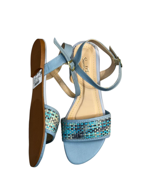 Sandália rasteira com tira trançada