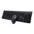 A imagem mostra um conjunto de teclado e mouse sem fio preto sobre um fundo branco. O teclado possui teclas redondas com letras e números brancos, enquanto o mouse tem dois botões e uma roda de rolagem no meio. Este conjunto parece ser projetado para conf