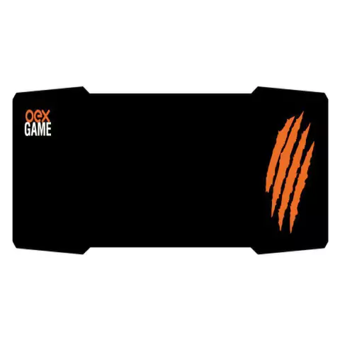 A imagem mostra um mouse pad gamer preto com formato retangular largo e cantos arredondados. No canto inferior esquerdo, há o texto “OEX GAME” em fonte laranja e branca. Ao lado do texto, à direita, há um gráfico laranja que se assemelha a três marcas de 