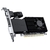 A imagem mostra uma placa de vídeo NVIDIA preta com um único ventilador e dissipador de calor. Possui um conector PCIe em uma extremidade e várias portas para saída de vídeo no lado do suporte. A placa está angulada para mostrar tanto a vista superior qua