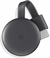 Dispositivo Google Chromecast 3, um dispositivo de streaming compacto e redondo, na cor preta, com conexão HDMI.