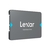 A imagem mostra um SSD (Solid State Drive) da marca Lexar. O dispositivo é retangular com cantos arredondados, predominantemente cinza, com o nome da marca “Lexar” exibido em destaque no centro em texto branco. Em ambos os lados do nome da marca, há acent
