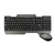 A imagem mostra um teclado sem fio preto e cinza com um mouse sem fio correspondente. O teclado possui um conjunto completo de teclas, incluindo um teclado numérico à direita e teclas de função na parte superior, sendo provavelmente projetado para uso com