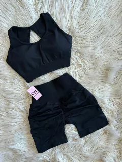 Conjunto deportivo negro