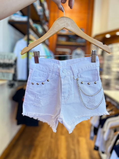 SHORT DE JEAN BLANCO C/TACHAS Y CADENA