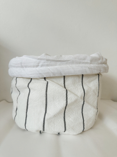 Cesto contenedor rayado y blanco