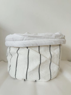Cesto contenedor rayado y blanco - Jota de Naz