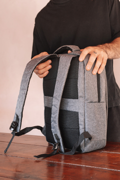 Mochila Porta Notebook 15.6 Eleven Gris - comprar online